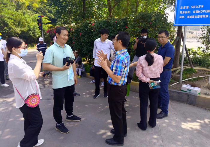 垃圾处理中心负责人与群众面对面交流_副本_副本.jpg