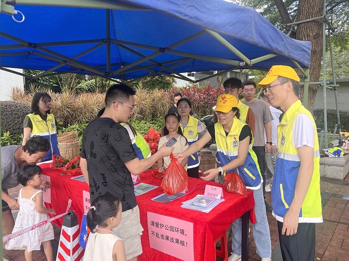 14. 党员志愿者在紫马岭公园向市民游客免费派发公园内采摘的荔枝（2）_副本.jpg